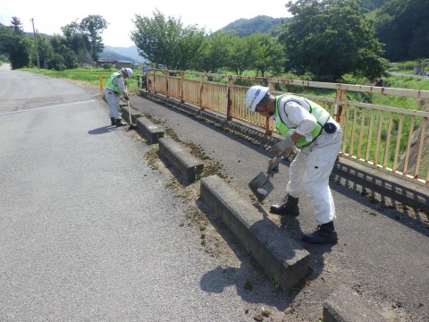 縁石脇の堆積土撤去